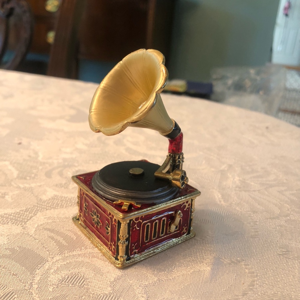 Vintage-Inspired Gold and Red Phonograph Decor